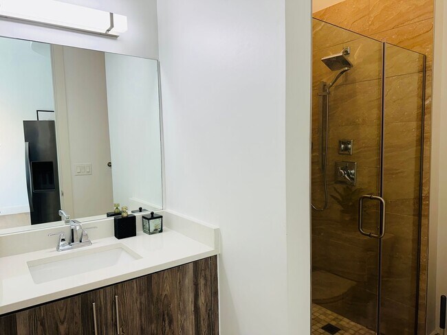 Building Photo - Modern 1 Bedroom in The Cedars
