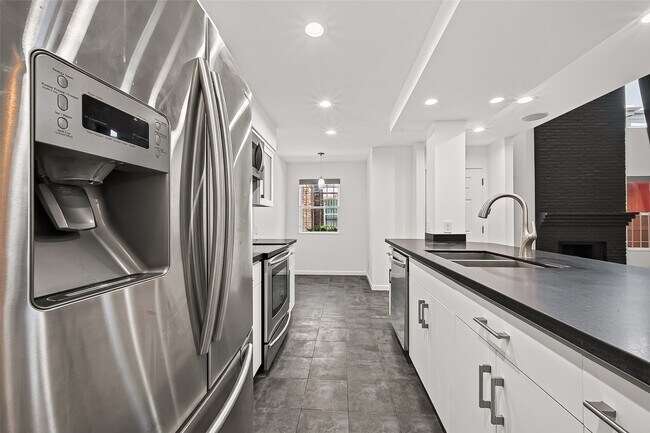 Building Photo - 5524 Beverly Hill St