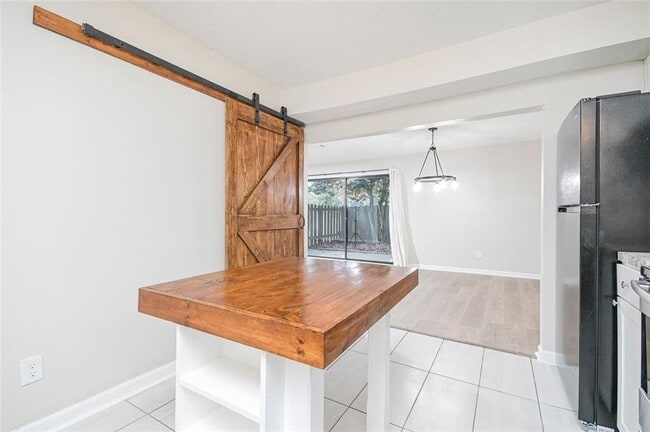 Building Photo - 742 Brentwood Pl