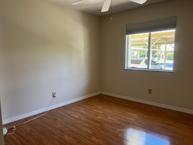 Building Photo - 3018 Sail Pointe Cir