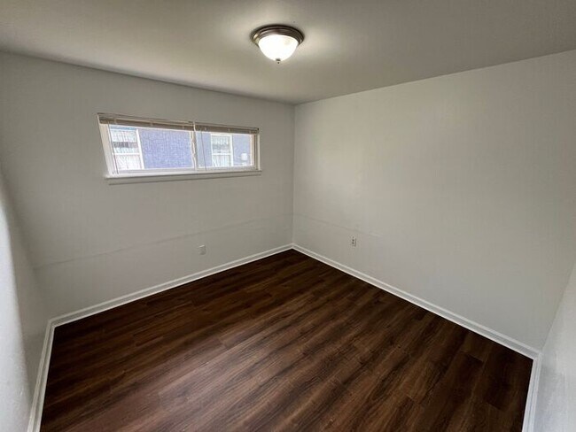 Building Photo - Charming 3-Bedroom Duplex Near CHI Memoria...