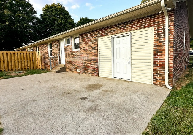 Building Photo - 2725 Blackman Rd