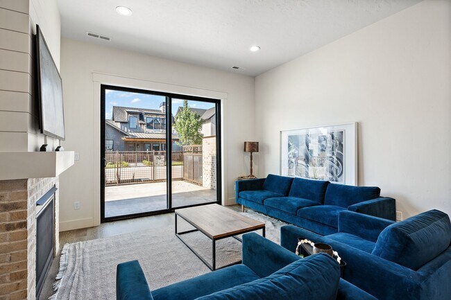 Building Photo - 2440 W Iron Coop St