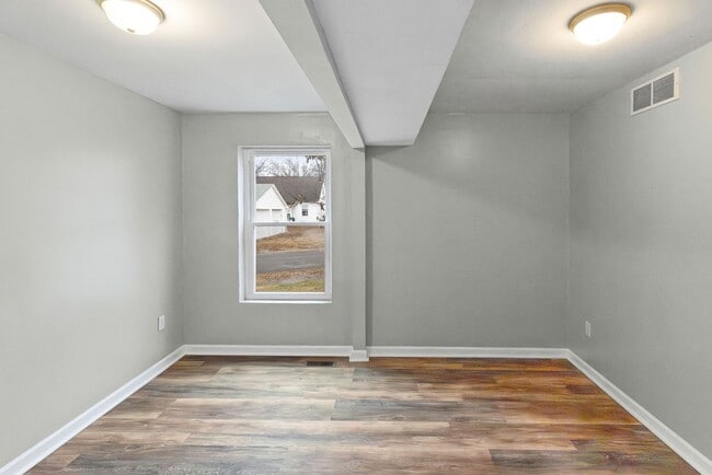 Building Photo - 113 E Apple St