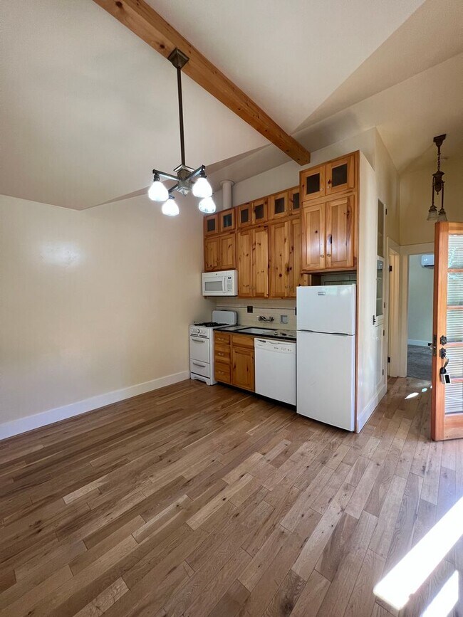 Building Photo - Charming 1 bedroom 1 bath cottage tucked off the beaten path but in down town Grass Valley with p...