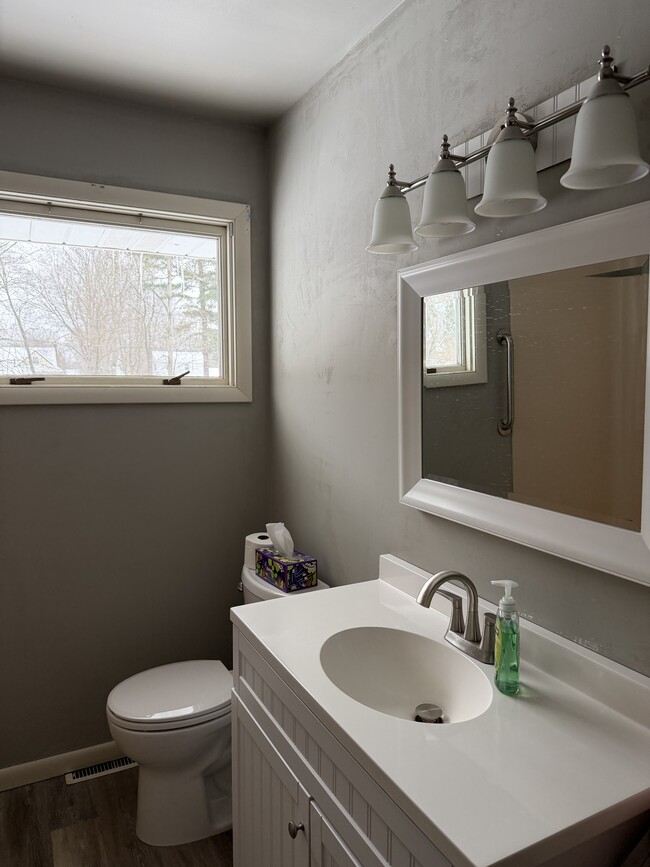 Building Photo - 26 E Oakwood Wy