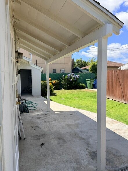 Covered back patio - 5943 Tujunga Ave