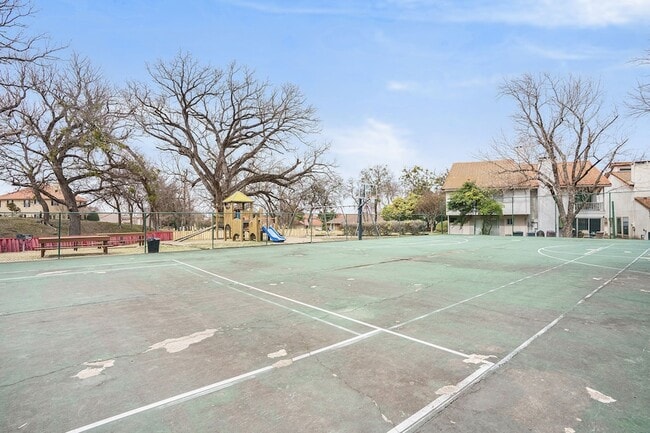 Building Photo - 3929 Roma Ct