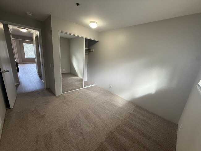 Building Photo - Updated 2 Bed, 2 Bath with Balcony and Fireplace, Great Location!