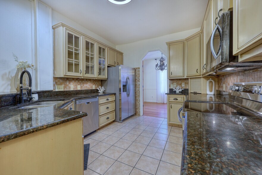 Building Photo - 1335 Maplebrook Dr