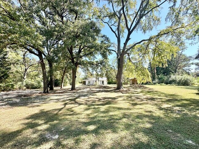 Building Photo - Tour Today! 3 Bed 1 Bath on 3 Acres with a...