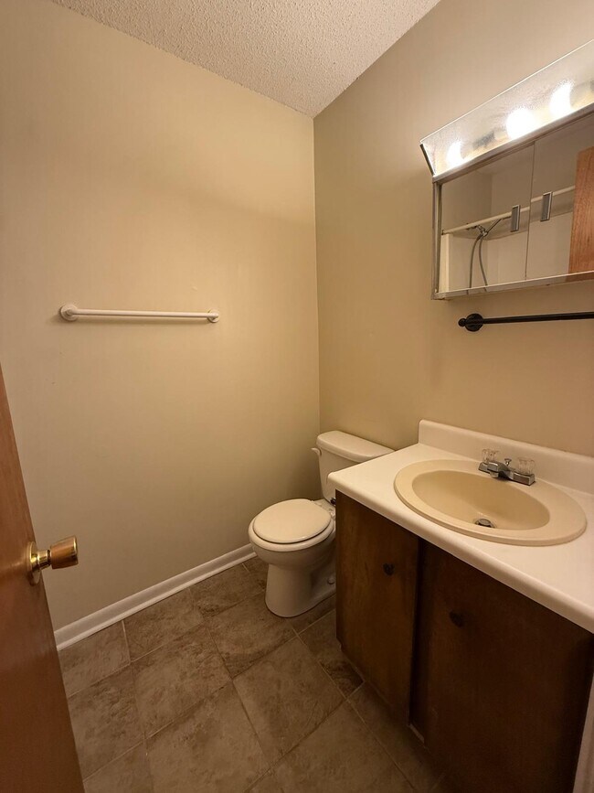 Building Photo - 802 Wildwood Dr