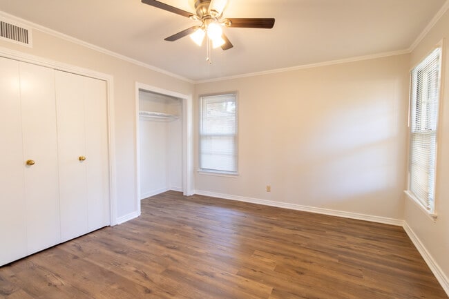 Building Photo - 2400 Hampstead Ln