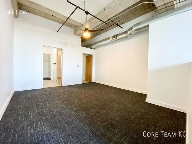 Building Photo - Renovated Spacious Loft For Rent in Downto...