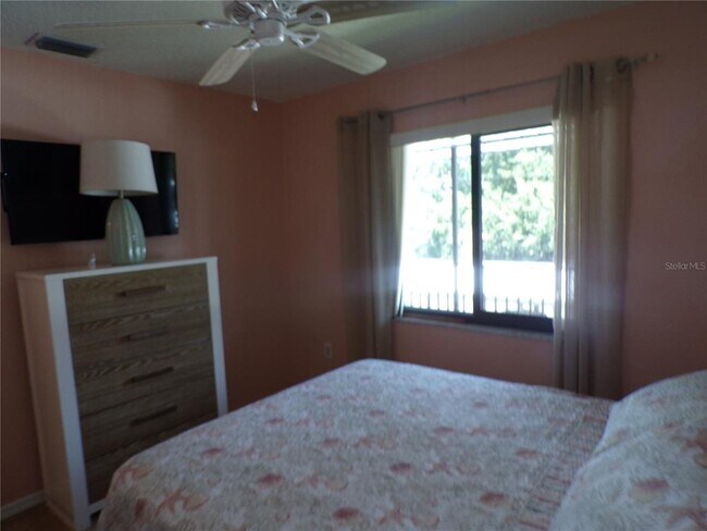 Building Photo - 4016 Oakview Dr