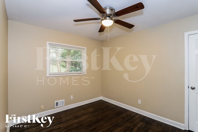 Building Photo - 1855 Shamrock Dr