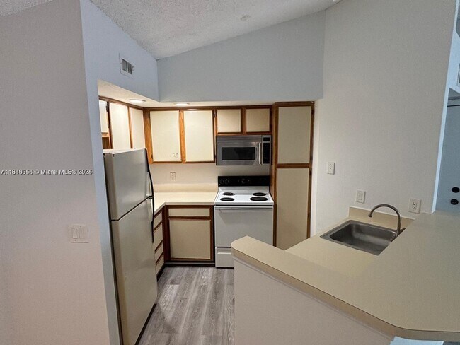 Building Photo - 701 Vista Isles Dr