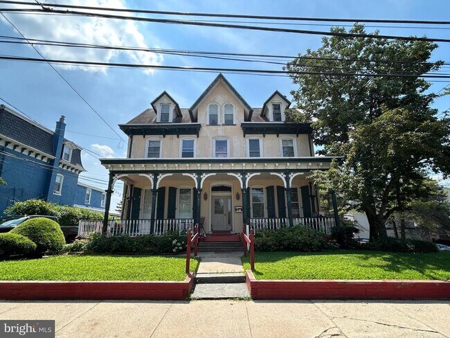 Building Photo - 521 Leverington Ave