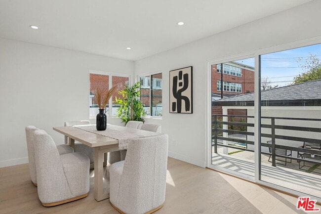 Building Photo - 2831 Overland Ave