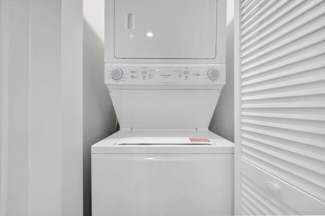 Building Photo - 4454 W Parker Ave