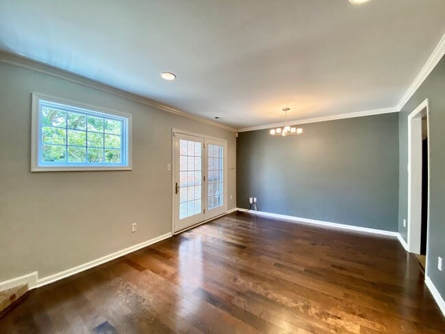 Building Photo - Amazing 3 Bedroom Townhome with Fenced Bac...
