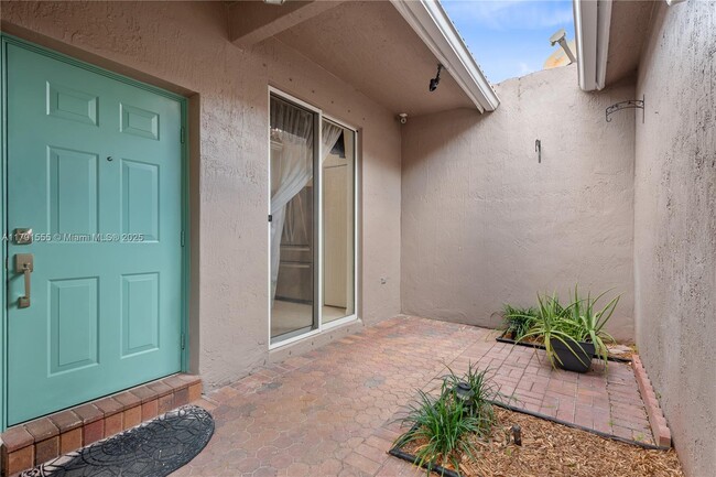 Building Photo - 2561 E Aragon Blvd