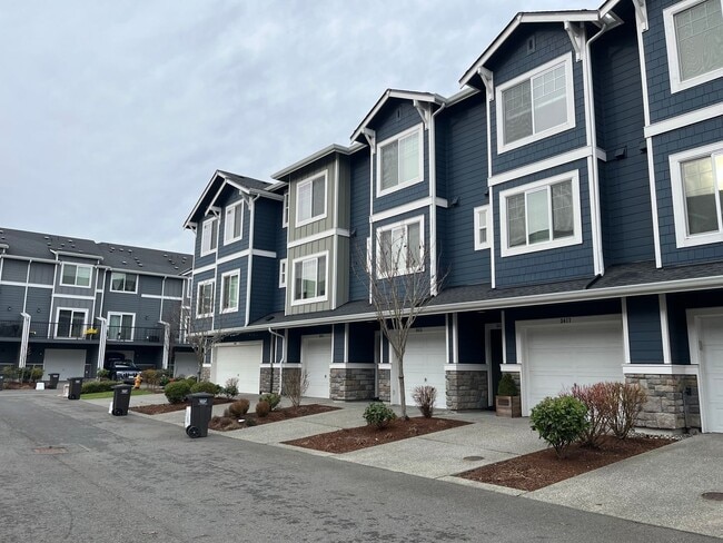 Building Photo - Riverfront Townhome with Tandem Garage & Fenced Yard