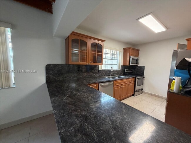 Building Photo - 425 E 17th St