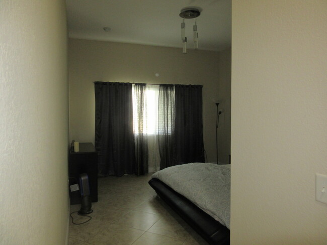 Building Photo - Lovely 3 BR / 2 BA Condo Located In Desira...