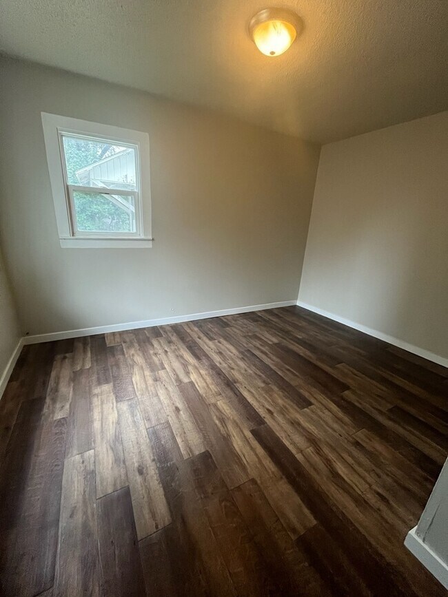 Building Photo - 305 E Grove St