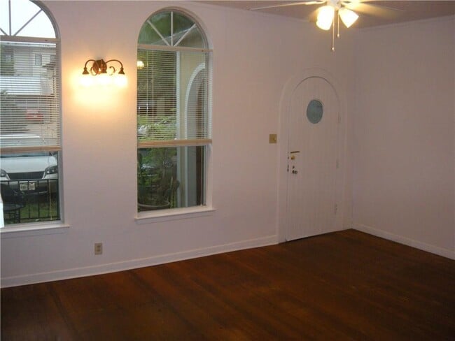 Building Photo - 1607 Palma Plaza