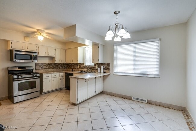 Building Photo - 24665 Robinia Dr