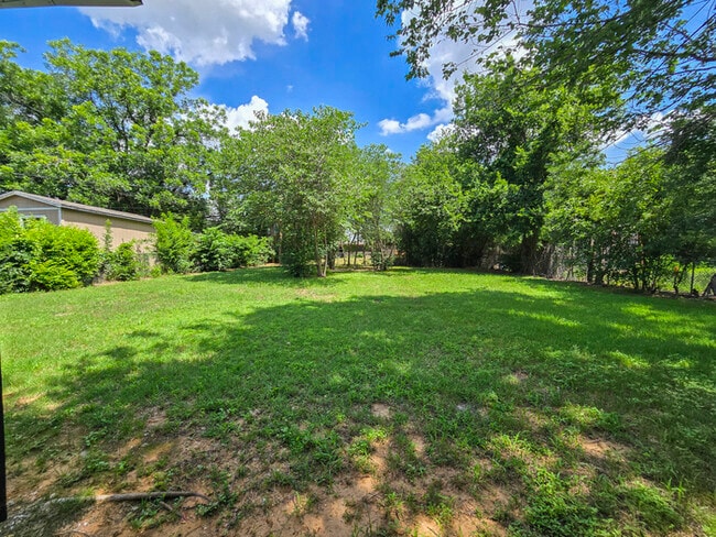 Building Photo - 601 Brookfield Dr