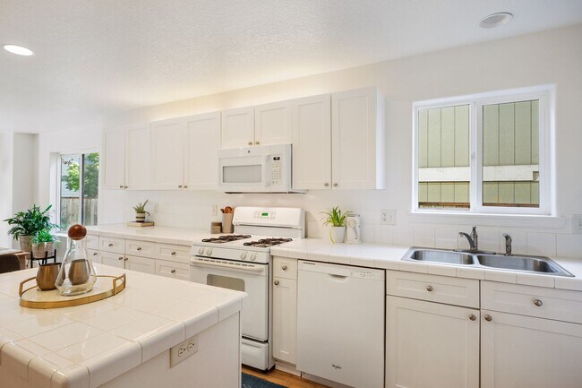 Building Photo - Cathedral Park Townhouse with BRAND-NEW Central A/C & Heat – 3 Bed, 2.5 Bath!