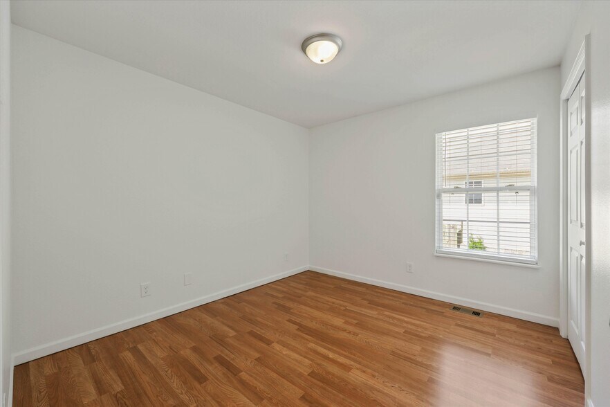 Building Photo - 206 W Edison St