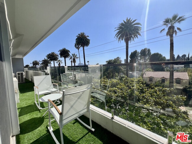 Building Photo - 838 N Doheny Dr