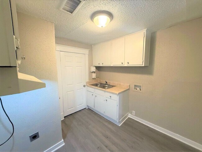 Building Photo - Reduced rent ~ Charming 3BR Memphis Home with Bright Living Space & Backyard Retreat