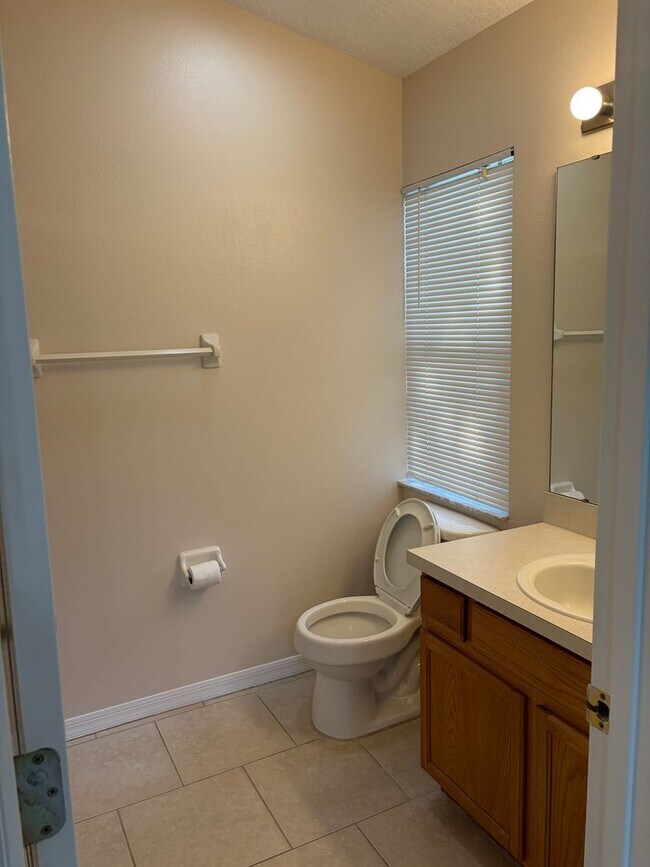 Building Photo - Spacious 3 Bd 2 Bth Home Available Now in Minneola!