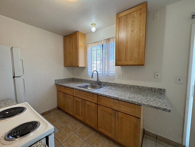 Building Photo - Two Bed, One Bath Triplex with a One Car Garage In North Stockton