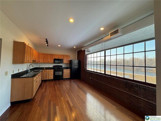 Building Photo - 11 W 2nd St