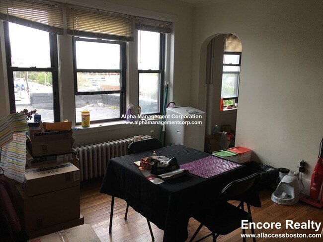 Building Photo - 349 Pleasant St