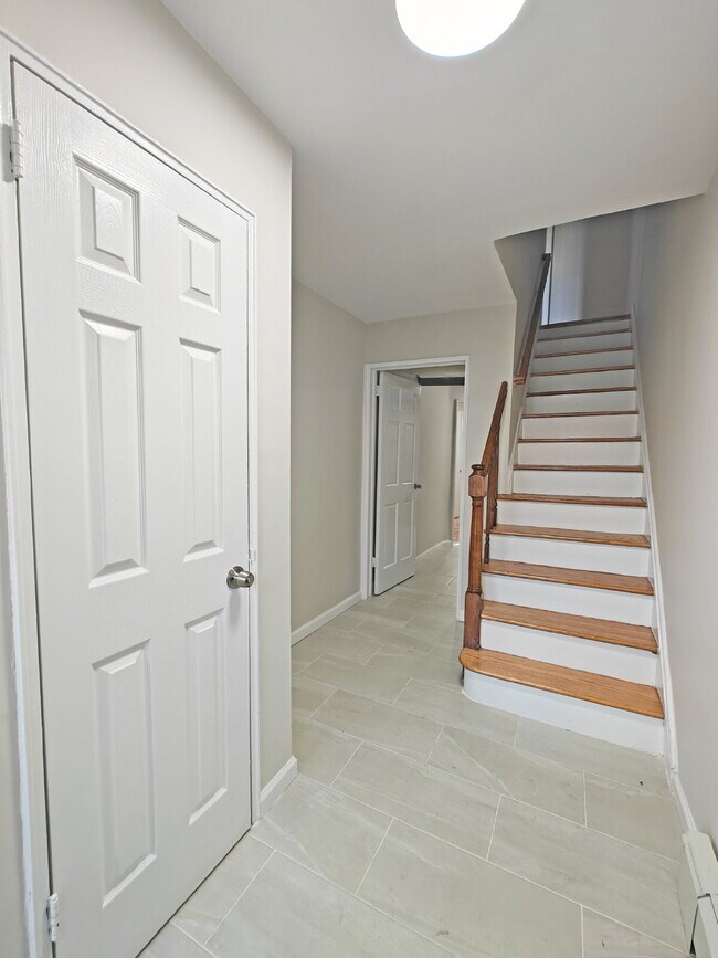 Building Photo - Spacious Fully Renovated Corner-Home Available Now!