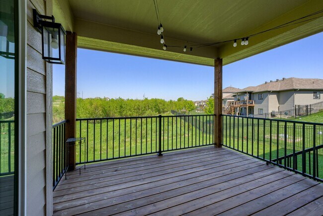 Building Photo - Spacious & Stylish 6-Bedroom Home in North...