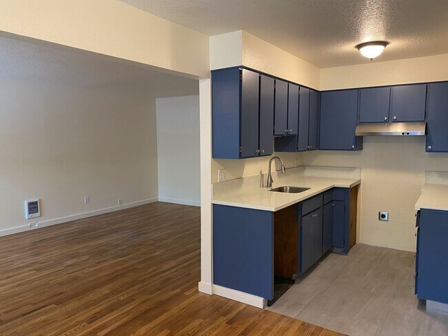 Building Photo - Bottom level 2bed, new s/s appliances, off...