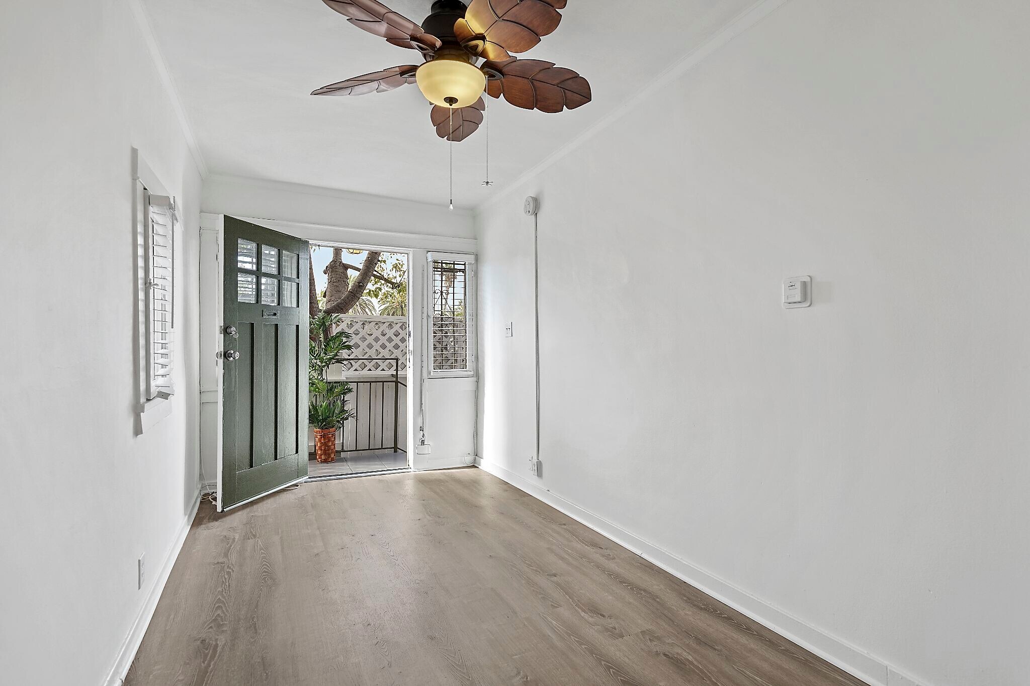 Living area w/views greenery - 1916 3rd St