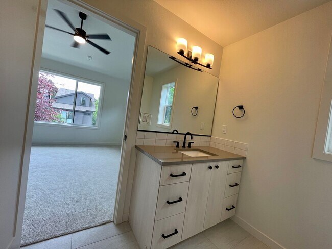 Building Photo - Sellwood-Moreland 2 Bedroom 2.5 Bath BRAND NEW Condo Convienent to OHSU~ Includes A/C and Washer ...