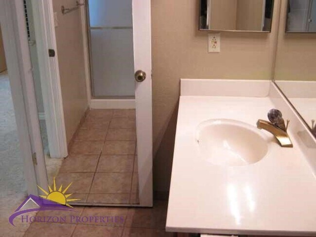 Building Photo - Open 2 Bed 2 Bath Natomas Duplex Unit