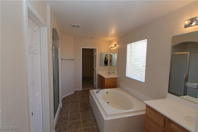 Building Photo - 2586 Highland Cliff Dr