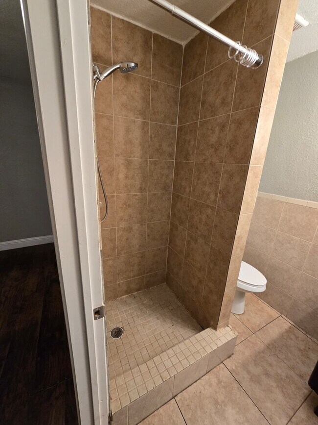 Building Photo - "Charming 2-Bed Duplex Retreat with Full Bath on Commercial Avenue – 842 Sq Ft of Cozy Living in ...