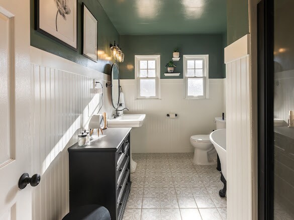 Bathroom - 1442 S Burnside Ave